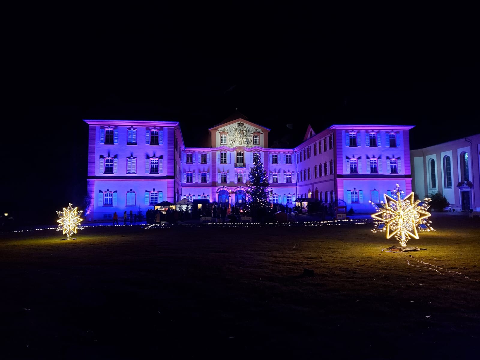 "Christmas Garden" lässt die Schlossanlage auf der Insel Mainau weihnachtlich leuchten.