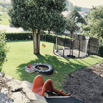 Der Ferienhof König bietet Familien mit Kindern einen großen Kinderspielplatz im Garten. Perfekt für einen Familienurlaub!