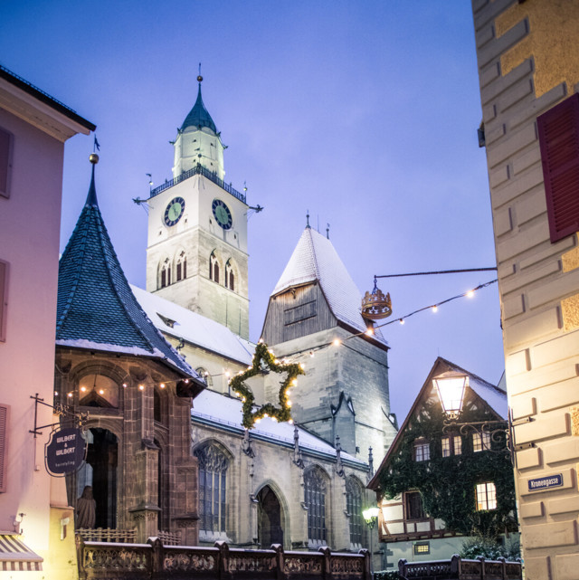 Winterliches Überlingen: Münster St. Nikolaus mit Weihnachtsbeleuchtung