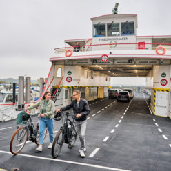 Nahtloser Übergang: Bringen Sie Ihr Fahrrad an Bord der Bodensee-Fähre und erkunden Sie die unterschiedlichen Ufer des Sees.