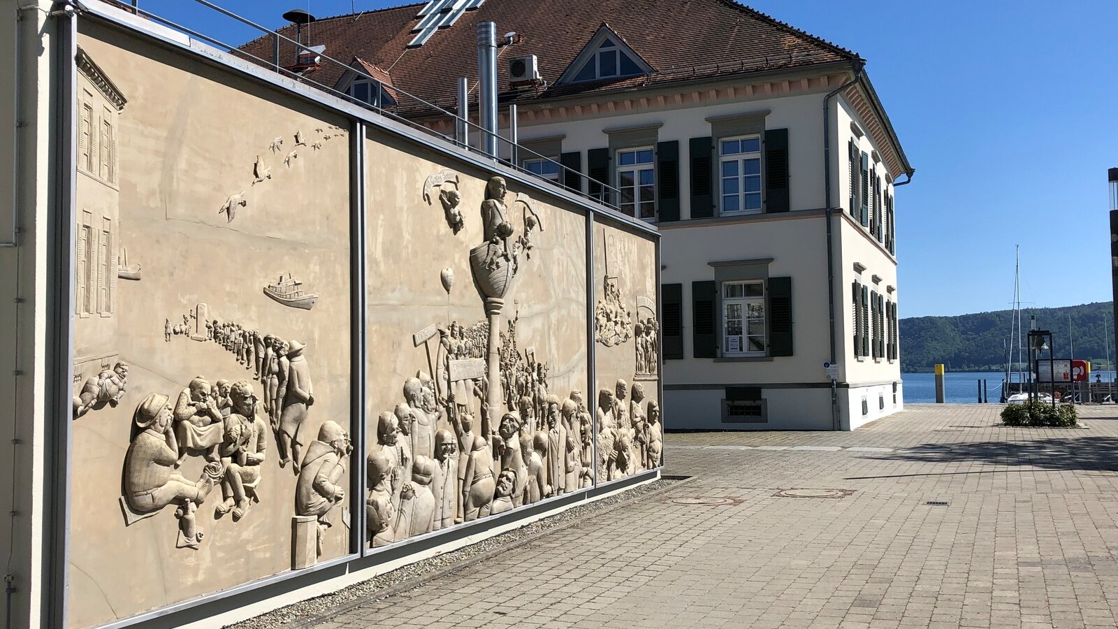 Das Kunstwerk „Ludwigs Erbe“ von Peter Lenk wurde im Herbst 2008 an der Fassade des Zollhauses in Ludwigshafen angebracht. Das Triptychon misst eine Länge von 10 m und eine Höhe von 3,70 m. 