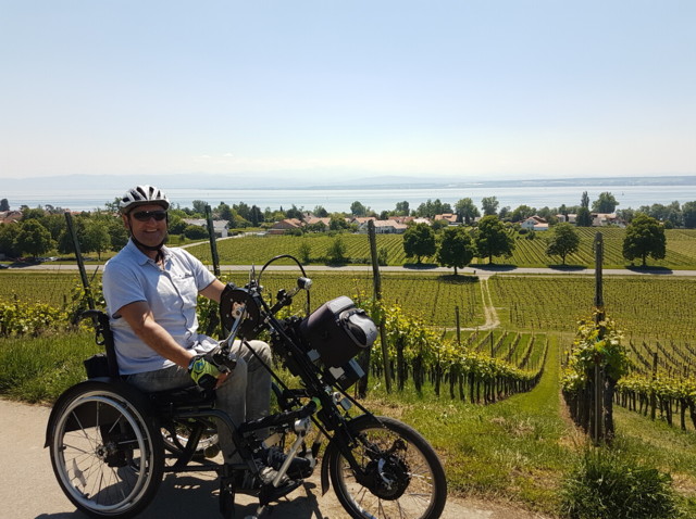Freddy Pfleiderer ist mit seinem Handbike regelmäßig rund um den Bodensee unterwegs und genießt traumhafte Ausblicke auf den Bodensee.